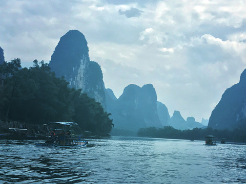 蓝天白云青山绿水游船风景图片