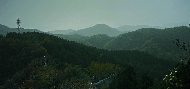 连绵起伏的山脉风景图片