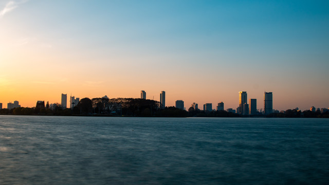 落日下的南京玄武湖景色