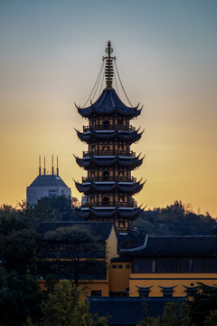 夕阳下的鸡鸣寺佛塔