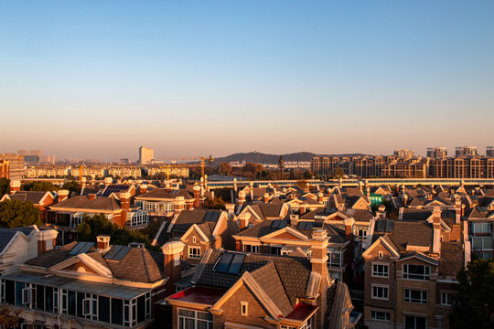 夕阳下的城市小区