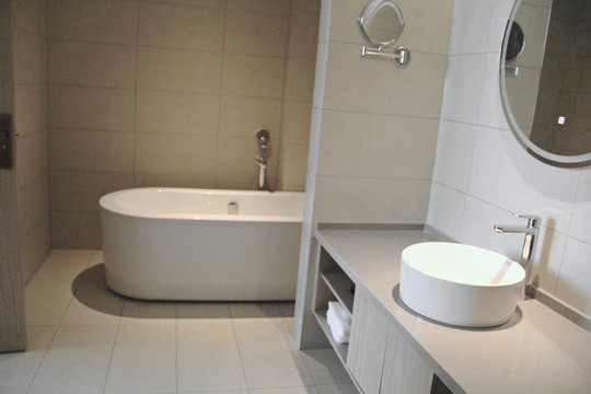 酒店卫生间浴缸