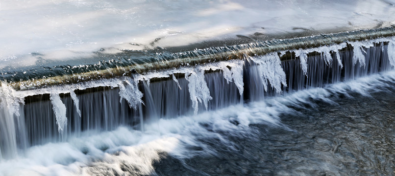 冬天河水冰瀑