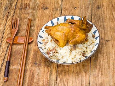 乳鸽焖饭地方美食