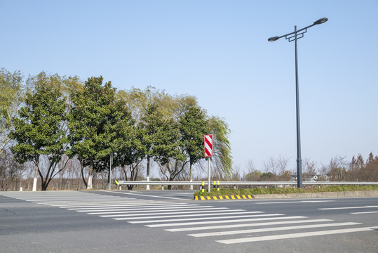 蓝天绿树公路