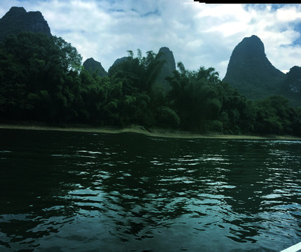 蓝天白云山峰树溪水风景图片