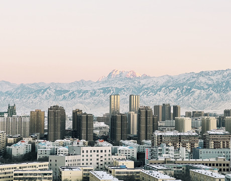 落日下的雪山
