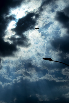 云层中的飞机
