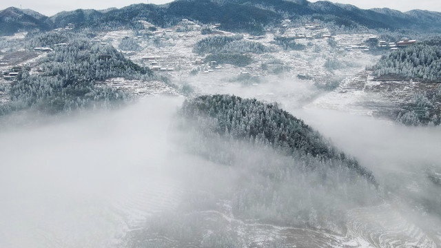 梯田下雪雪景航拍照片4K