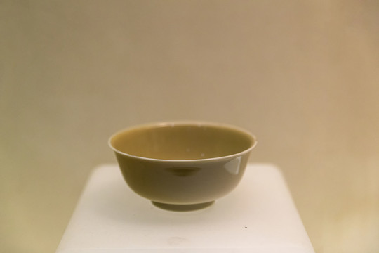 清米色釉碗