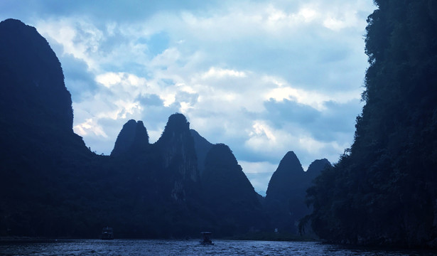 蓝天白云下的山水风景图