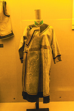 达斡尔女性皮衣
