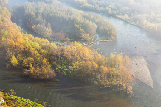 秋季森林河流清晨晨雾
