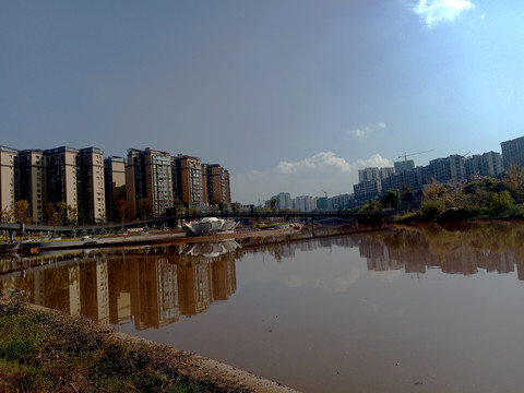 月亮湖旁建筑