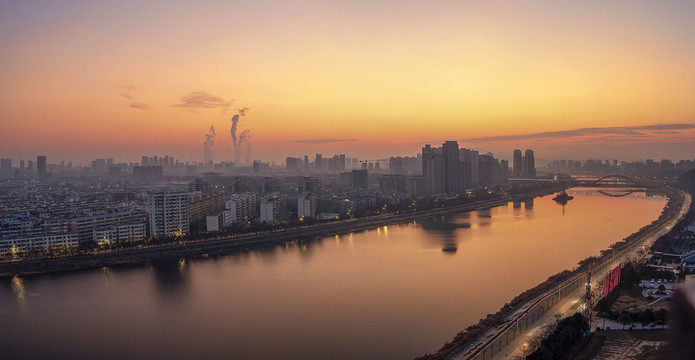 朝阳映衬下的城市河流美色