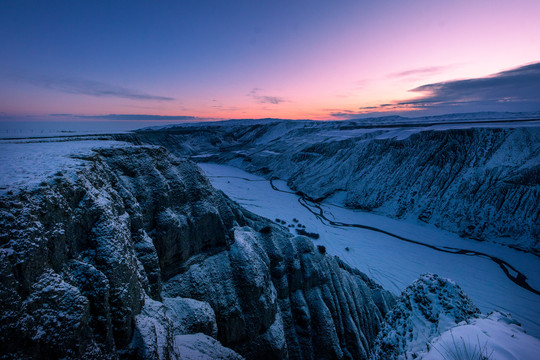 新疆安集海大峡谷的冰雪冬季
