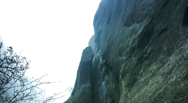 崇山峻岭悬崖峭壁边树林图片