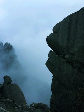 云雾缭绕悬崖峭壁风景图片