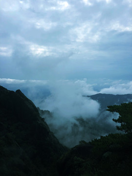 蓝天白云下的山林风景图
