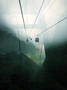 云雾缭绕的山林里旅游缆车图片