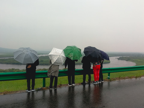 雨中打伞背影