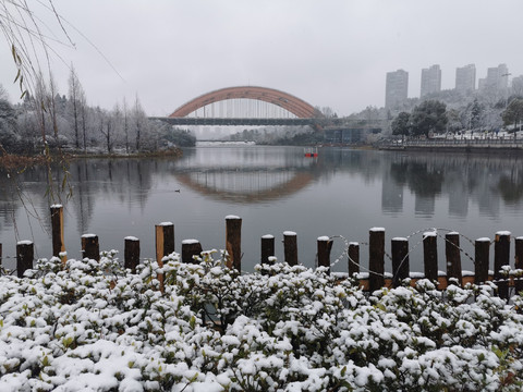 雪中的贵阳观山湖公园