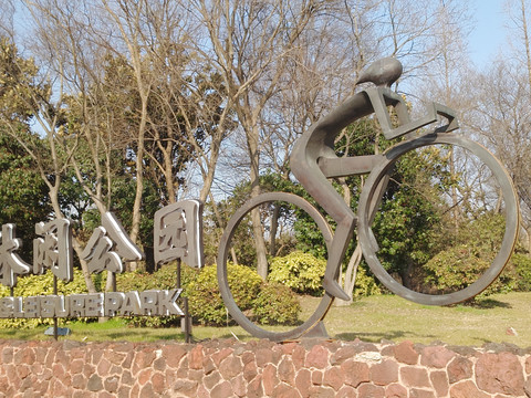 骑车雕塑