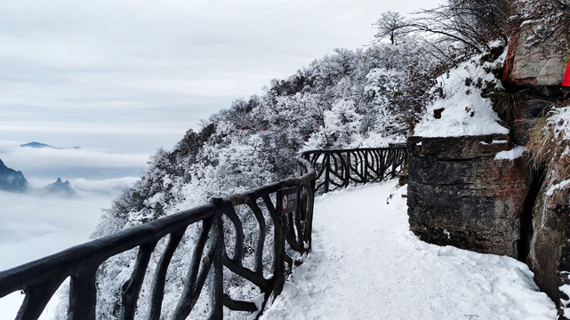 张家界天门山雪景