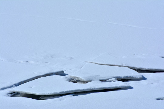 冰雪裂痕