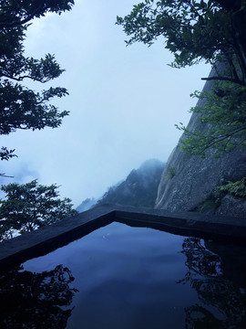 水潭倒影山林风景图片