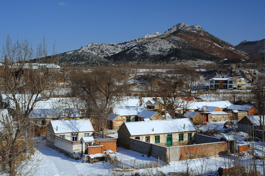 白雪覆盖的山村