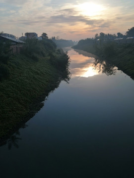 清晨的河流