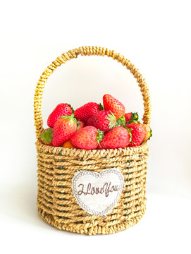 白底一篮子草莓