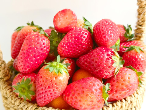 拍摄果篮草莓