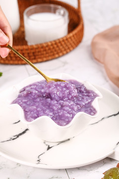 勺子上舀着紫薯稀饭