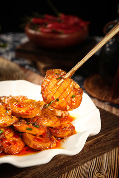 筷子上夹着蚝油杏鲍菇