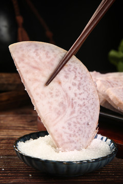 筷子上夹着切块芋头