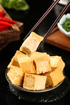 筷子上夹着鱼豆腐