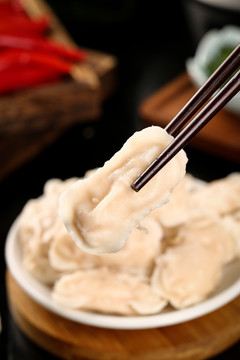 筷子上夹着虾饺