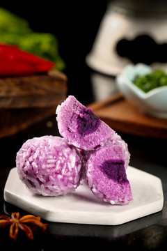 石垫上放着紫薯球