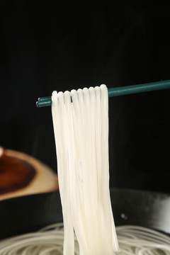 筷子上夹着土豆粉
