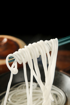筷子上夹着土豆粉