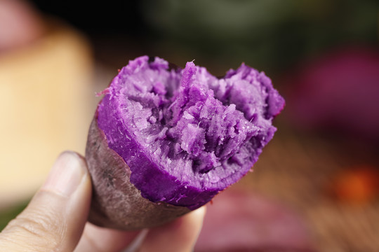 手里拿着蒸熟的紫薯
