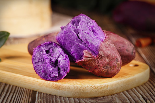 木板上的沙地紫薯