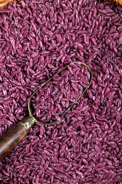 一堆紫薯大米