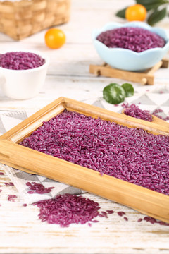 木盘里装着紫薯米