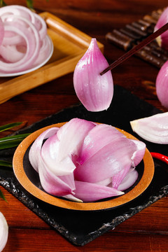 筷子上夹着紫皮洋葱