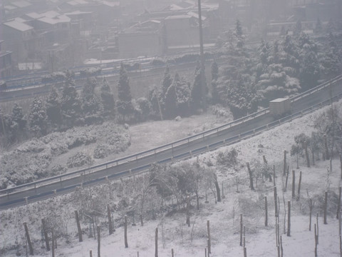 雪中高速路