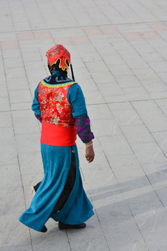 藏族妇女背影