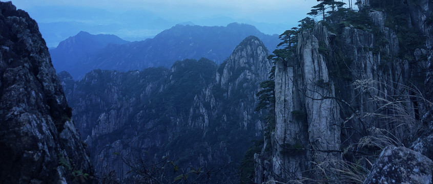 户外连绵不绝的山峰风景图片